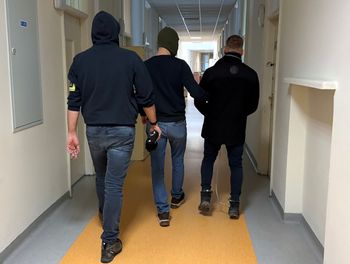 Zaparkował tuż obok radiowozu. Miał bagażnik pełen narkotyków