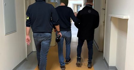 Zaparkował tuż obok radiowozu. Miał bagażnik pełen narkotyków