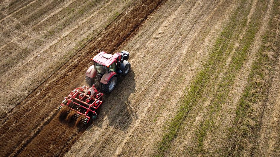 DCIM\102MEDIA\DJI_0839.JPG
traktor, farma, rolnictwo, agregat uprawowy, agregat, pole, hektar, agro, praca, prace polowe, żniwa, gleba, susza, maszyna rolnicza, farmer, obszarów wiejskich