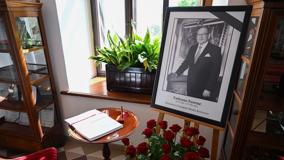 ksi�ga kondolencyjna
Rzesz�w, 29.08.2022. Ksi�ga kondolencyjna wystawiona w rzeszowskim Ratuszu, 29 bm. By�y wieloletni prezydent miasta Tadeusz Ferenc zmar� po d�ugiej chorobie w sobot� 27 sierpnia br. Decyzj� w�adz Rzeszowa, na znak �a�oby flagi miasta na budynkach urz�du miasta i miejskich jednostek organizacyjnych b�d� opuszczone do po�owy masztu lub przepasane kirem. (sko) PAP/Darek Delmanowicz
Darek Delmanowicz
ksi�ga kondolencyjna, �a�oba
