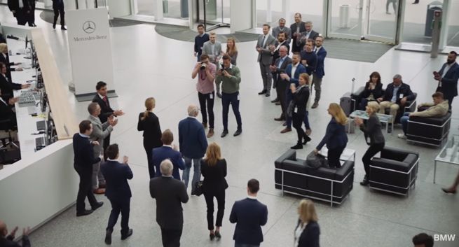 BMW żegna w spocie prezesa Daimlera, który przechodzi na emeryturę