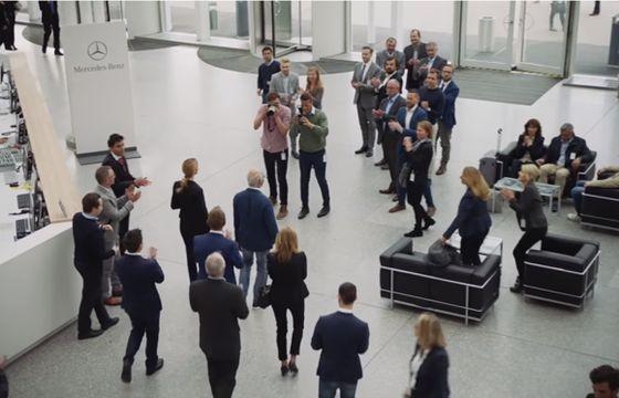 BMW żegna w spocie prezesa Daimlera, który przechodzi na emeryturę