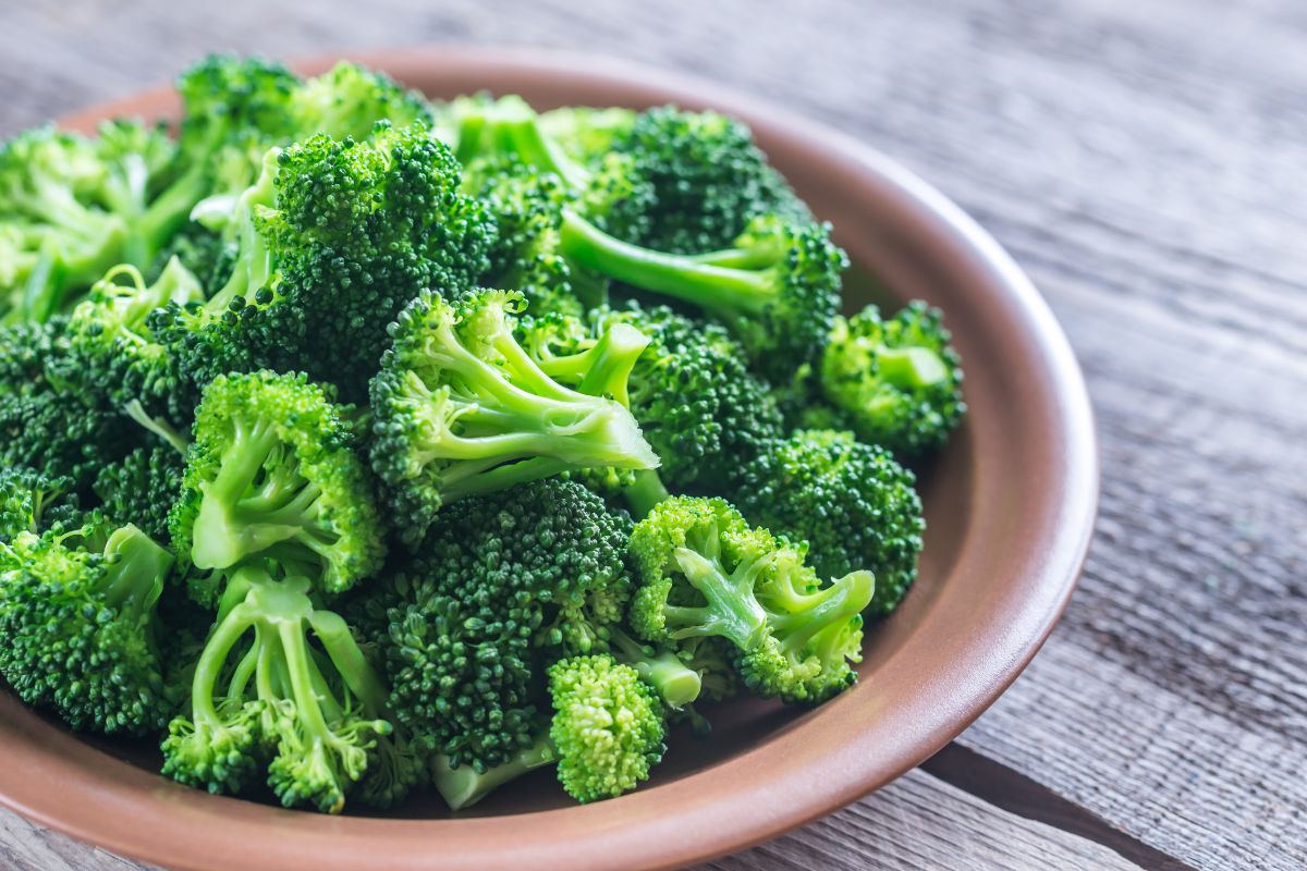 Sałatka brokułowa to duża zawartość witamin i minerałów