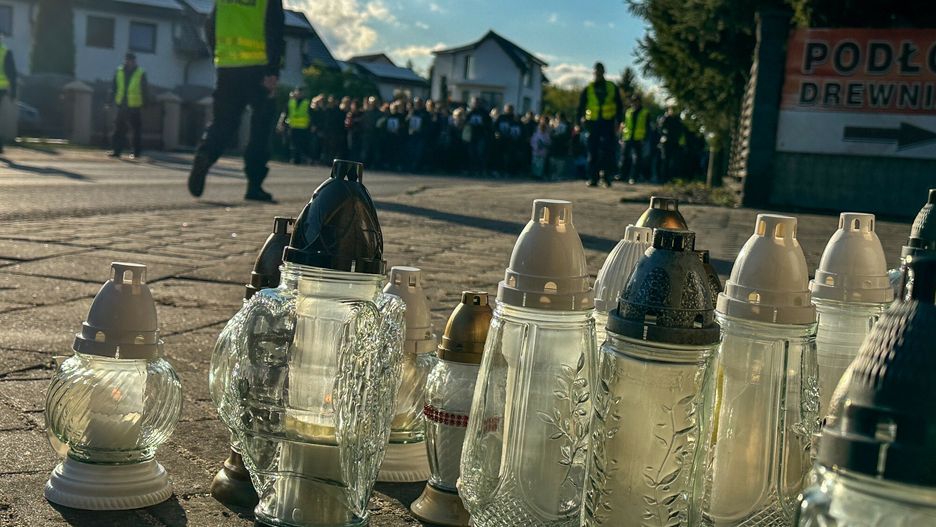 Sprawa zab�jstwa Mai z M?awy
FOTO TOMASZ NOWOCINSKI / SUPER EXPRESS MLAWA 04.05.2025 R MARSZ KU PAMIECI MAI K. NA ZDJECIACH MARSZ W MLAWA NA CZELE MARSZU RODZICE

TAGI MLAWA MARSZ MAJA K. ZAGIONA MARSZ BARTLOMIEJ BARTEK G. ZABOJSTWO
TOMASZ NOWOCINSKI