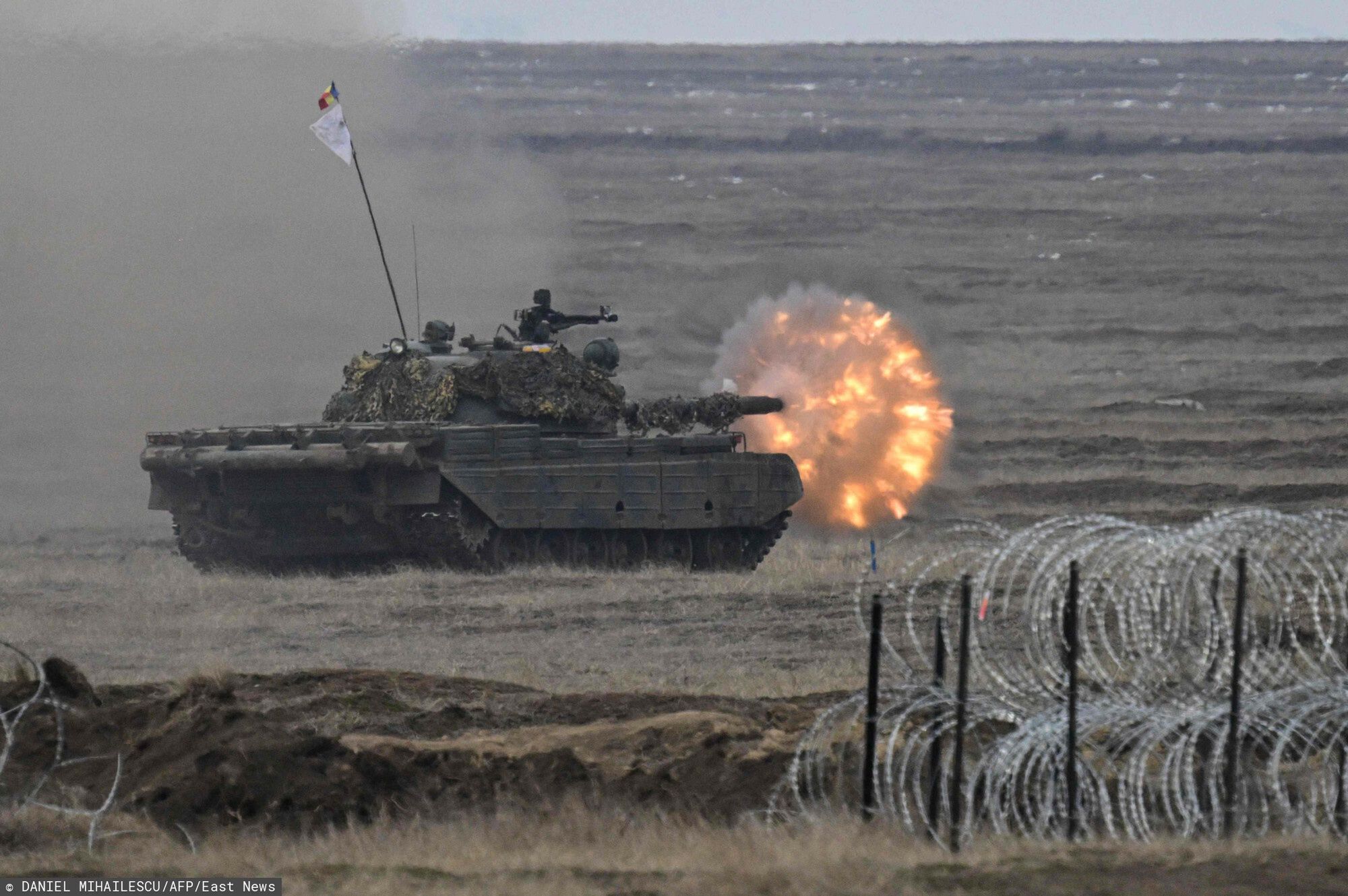 ?wiczenia NATO w Rumunii
Romanian army tanks fire during the ?Exercise Steadfast Dart 2025?  at the Smardan Training Area, in Smardan, south-eastern Romania, on February 19, 2025. The exercise is the first large-scale deployment of the ARF since its establishment past year and is aimed to test the deployable capabilities and procedures as well as the interoperability among the troop contributors and host nations. The exercise is set to demonstrate0 NATO?s ability to rapidly deploy forces from Europe to reinforce the defence of its eastern flank. This reinforcement will occur during a simulated emerging conflict scenario with a near-peer adversary, showing the ARF capability to conduct and sustain complex operations across thousands of kilometers and in any condition. Approximately 10.000 personnel from 9 Allies and including air, land, maritime and special operation forces will participate. STDT25 will be carried out in Romania, Bulgaria and Greece with the host nations' support to demonstrate NATO?s responsiveness in delivering significant deterrence effects. Live capability demonstrations will be conducted including amphibious operations, live-fire air power and combined maneuvers across all domains. (Photo by Daniel MIHAILESCU / AFP)
DANIEL MIHAILESCU