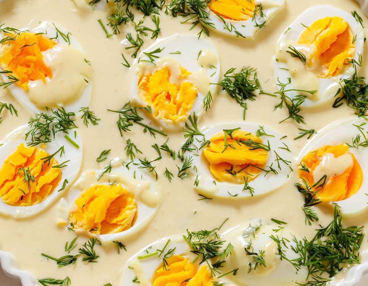 Jak przygotować jajka w sosie musztardowym?