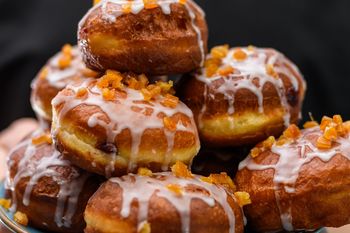 Pączki pochłaniasz kilogramami? Właśnie to się stanie, jak z nimi przesadzisz