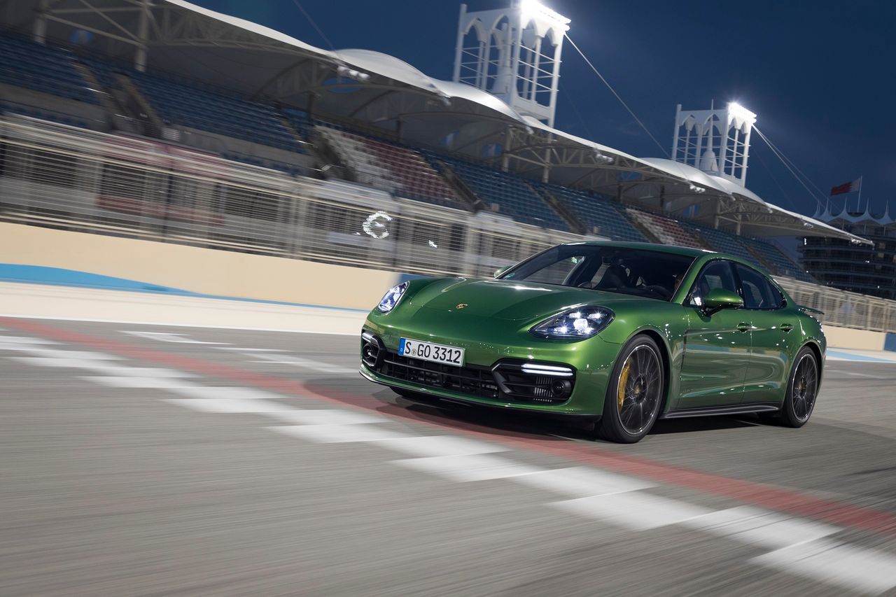 Porsche Panamera GTS na torze Bahrain International Circuit (fot. Porsche)