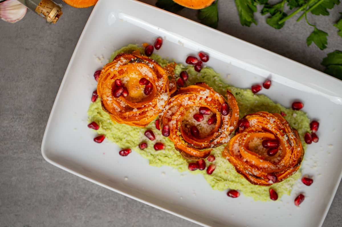 Brighten your winter kitchen with edible meadow: Sweet potato rosettes with avocado cream
