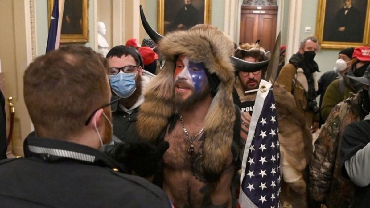 Mężczyzna w futrzanej czapce to aspirujące aktor Jake Angeli z sekty QAnon.  