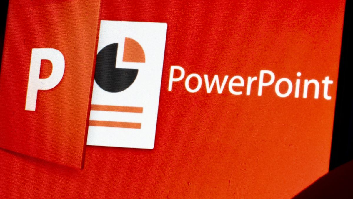 UKRAINE - 2022/01/09: In this photo illustration a Microsoft PowerPoint logo seen displayed on a smartphone. (Photo Illustration by Igor Golovniov/SOPA Images/LightRocket via Getty Images)