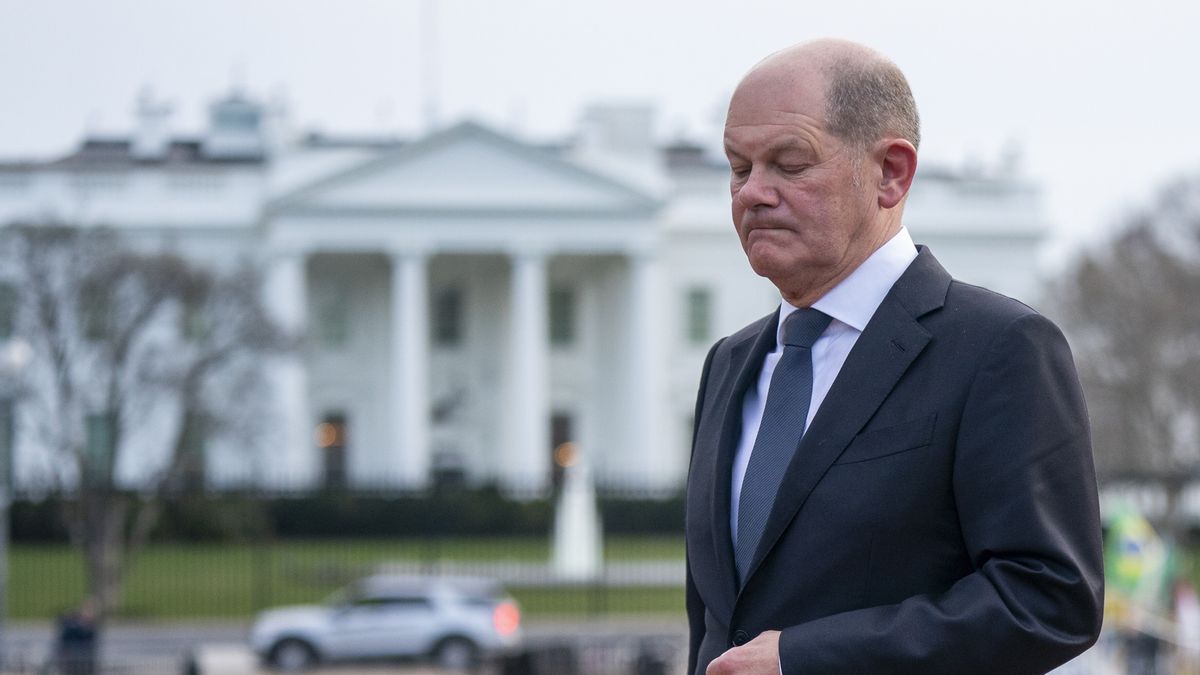 epaselect epa11140721 Chancellor Olaf Scholz of Germany arrives for a press conference in Lafayette Park across from the White House in Washington, DC, USA, 09 February 2024. Chancellor Scholz conveyed to President Biden his concern over the impasse in Congress that is blocking financial aid to Ukraine for its war with Russia. EPA/SHAWN THEW Dostawca: PAP/EPA.