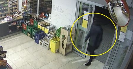 Nagle wszedł do sklepu. Ekspedientka tego się nie spodziewała
