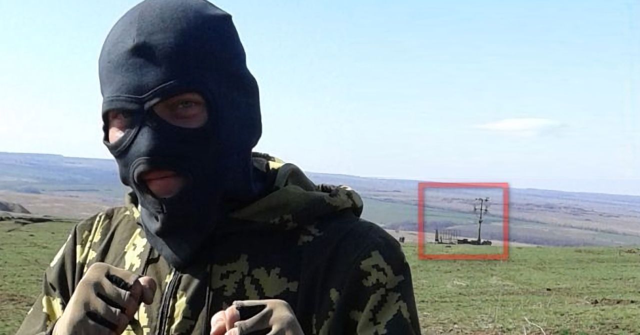 Selfie żołnierza z widocznym w oddali systemem WRE Rtuć-BM