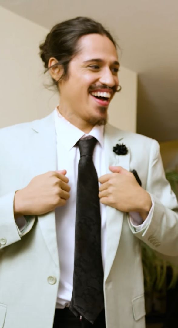 Ma 98% ciała pokryte tatuażami. Zakrył je dla matki