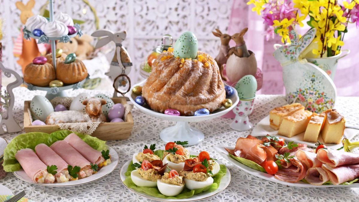 Śniadanie wielkanocne – jajka, żur, kiełbasa, mięsa i pasztet, ciasta