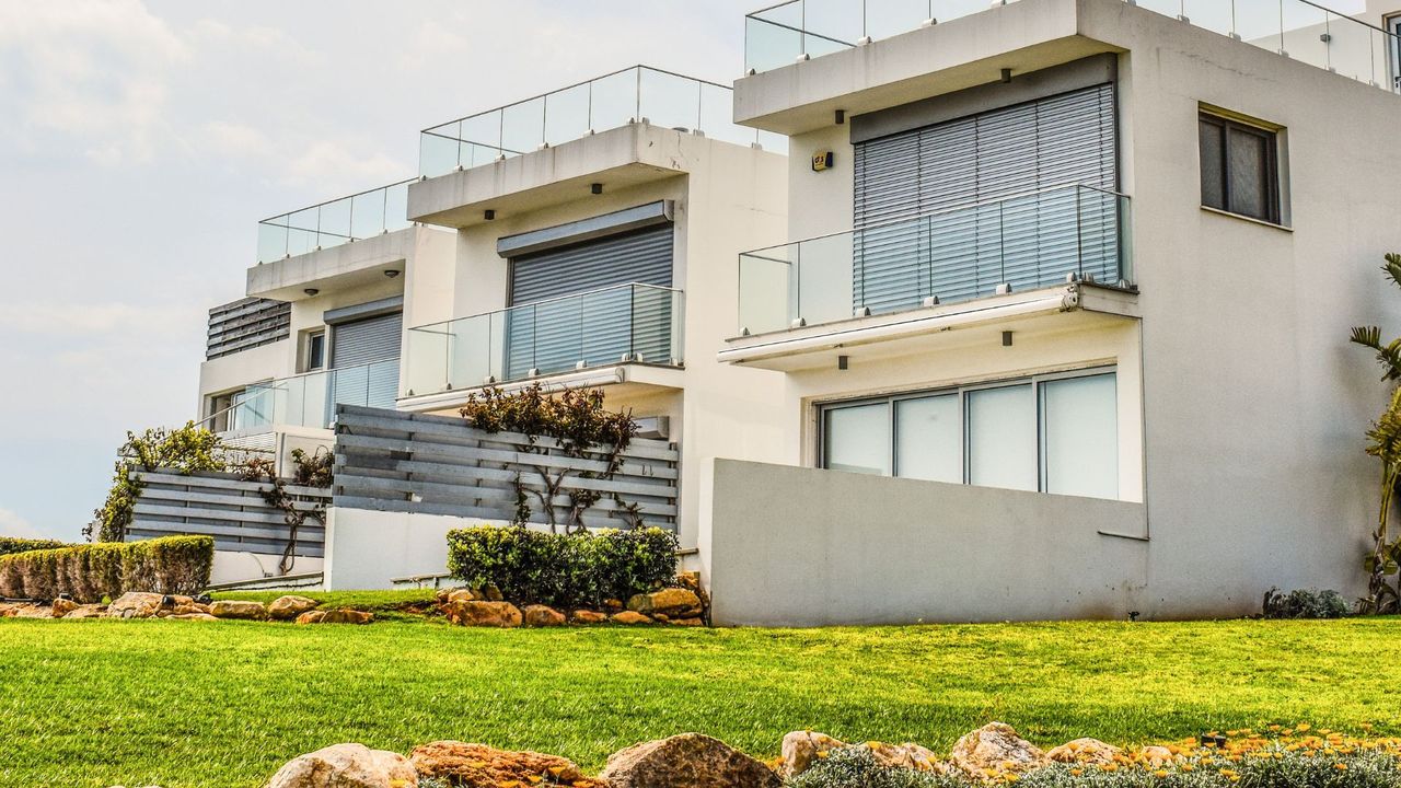 Schron przy domu bez pozwolenia? Od 2026 wszystko się zmienia. Co wolno Polakom?