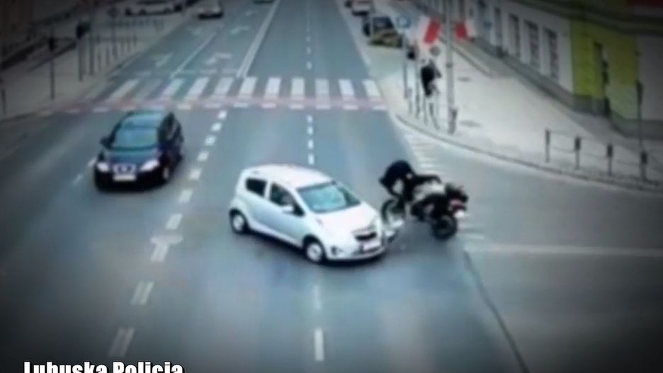 Niebezpieczne zderzenie osobówki z motocyklem zarejestrowane przez monitoring