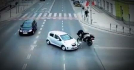 Groźny wypadek w Zielonej Górze. Motocyklista wyleciał kilka metrów w powietrze