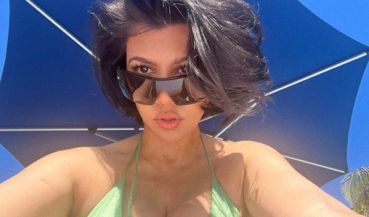 Kourtney Kardashian EKSPONUJE ciążowe krągłości w skąpym kostiumie kąpielowym (FOTO)