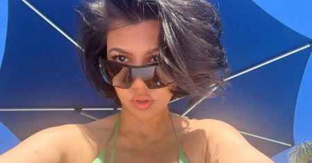 Kourtney Kardashian EKSPONUJE ciążowe krągłości w skąpym kostiumie kąpielowym (FOTO)