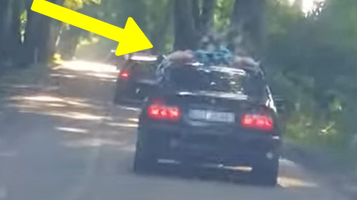 Pasażer BMW najpierw wyszedł przez okno na dach przy prędkości 80 km/h, po czym zaczął się rozbierać. 