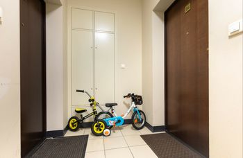 Tego nie wolno trzymać na klatkach schodowych. Grozi kara do 5 tys. zł