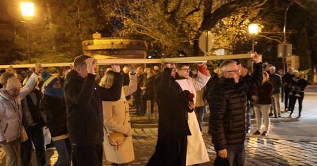 Gniezno: Tłumy wiernych na drodze krzyżowej