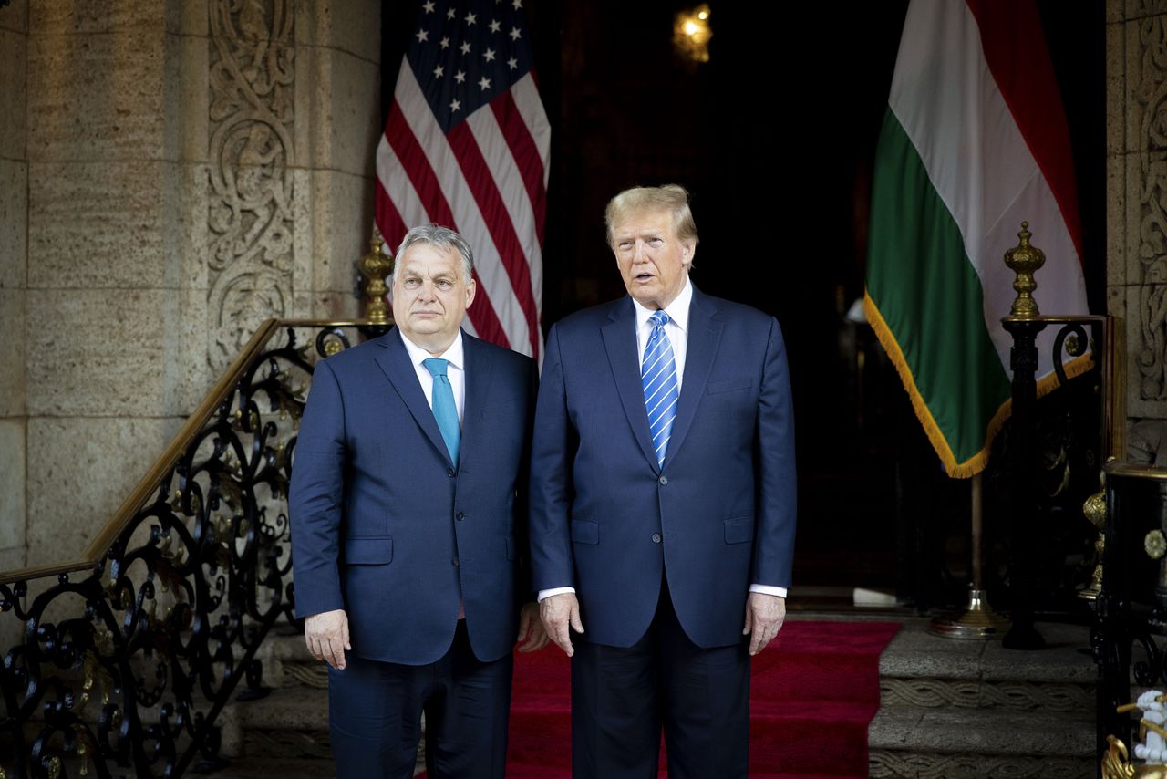 A handout photo made available by the Hungarian Prime Minister's Office shows former US President and Republican presidential candidate Donald Trump (R) and Hungarian Prime Minister Viktor Orban posing for photographers before their meeting at Trump's Mar-a-Lago estate in Palm Beach, Florida, USA, 08 March 2024. EPA/Zoltan Fischer / HANDOUT HANDOUT EDITORIAL USE ONLY NO SALES HANDOUT EDITORIAL USE ONLY/NO SALES HANDOUT EDITORIAL USE ONLY/NO SALES Dostawca: PAP/EPA.