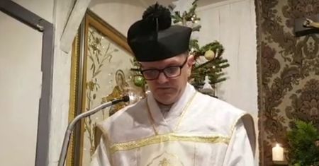 Awantura na komisariacie. Policjantka zwróciła się do księdza per "pan"