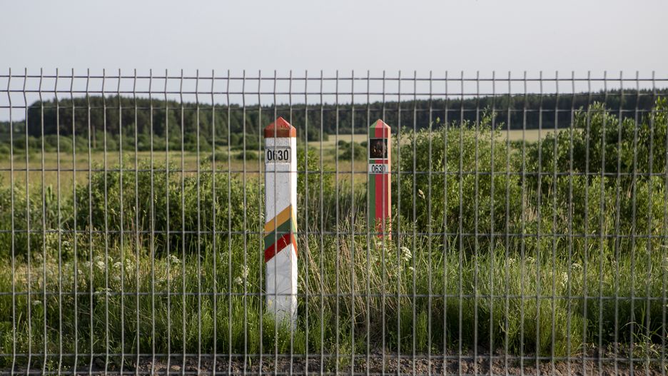 Litwa wydala białoruskich dyplomatów i wzmacnia granicę / Na zdjęciu granica litewsko-białoruska w miejscowości Paszki 