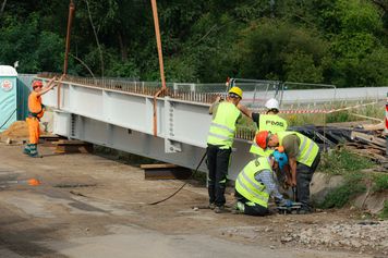 Nowa kładka nad Brzeźnicą coraz bliżej. Połączy drogi rowerowe w Płocku