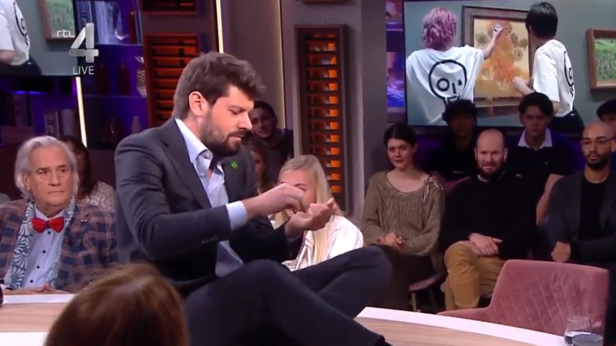 Aktywista przykleił się do stołu w studio.