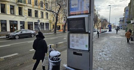 Pasażerowie pytają, dlaczego nie działają wyświetlacze z rozkładem jazdy na przystankach w centrum Lublina