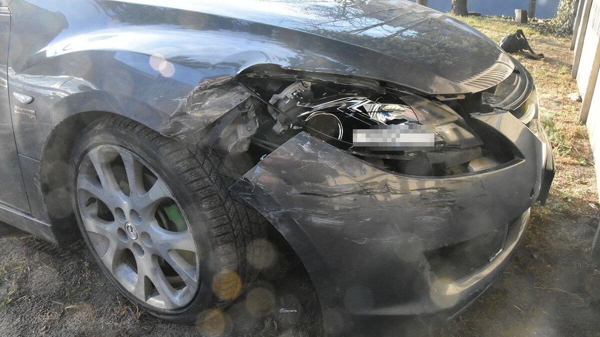 Uszkodzona mazda po kolizji