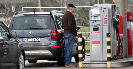 Niemcy zacierają ręce na polskie obniżki paliw. "W Warszawie to obserwują"