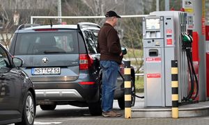 Niemcy zacierają ręce na polskie obniżki paliw. "W Warszawie to obserwują"