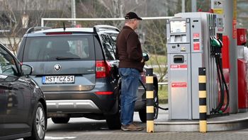 Niemcy zacierają ręce na polskie obniżki paliw. "W Warszawie to obserwują"