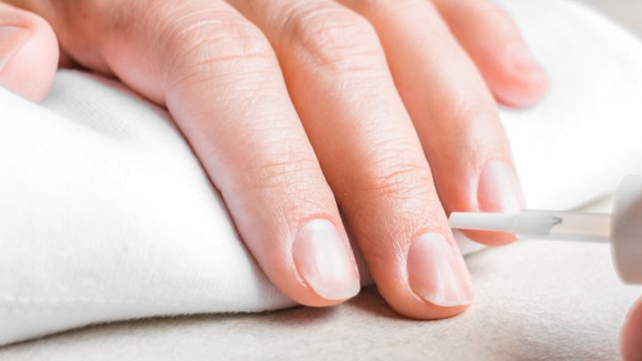 Dlaczego warto używać regenerum do paznokci? Poznaj pozytywne skutki jego działania 1