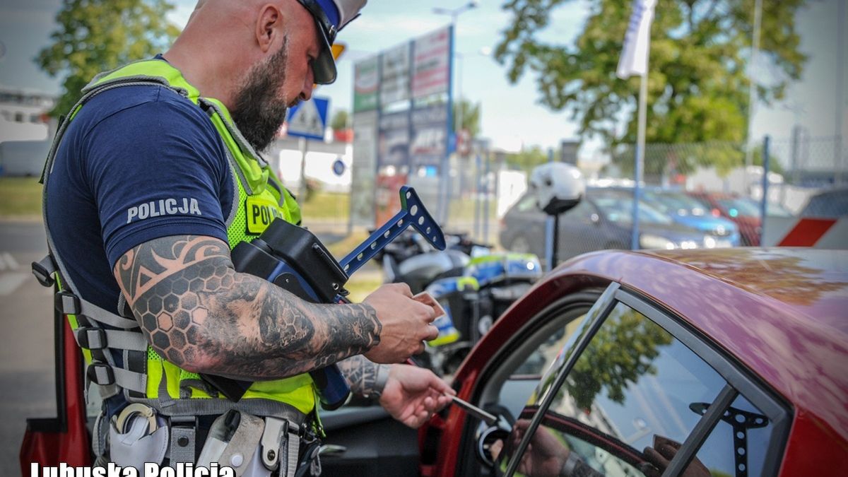 Zatrzymanie prawa jazdy na 3 miesiące grozi za rażące przekroczenie prędkości lub przewożenie zbyt dużej liczby pasażerów