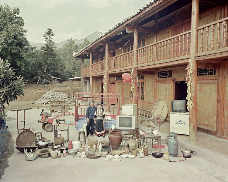 Przez 10 lat fotografował chińskie rodziny z ich całym dobytkiem 18
