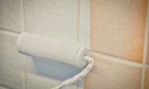 Jak pomalować płytki w łazience? Prosty sposób na odświeżenie wnętrza