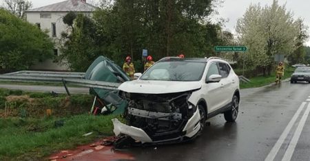 63-latka Nissanem wjechała wprost na prawidłowo jadące Audi. Trzy osoby trafiły do szpitala
