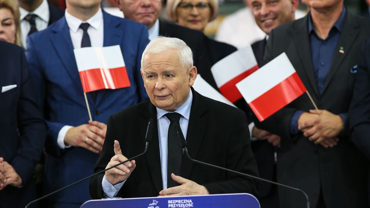 Gorzów Wielkopolski, 23.09.2023. Kampania wyborcza do parlamentu 2023. Wicepremier, prezes PiS Jarosław Kaczyński (C) podczas konwencji wojewódzkiej partii, 23 bm. w Gorzowie Wielkopolskim. (sko) PAP/Lech Muszyński