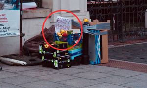 Szła na Marsz Niepodległości. Nagle zobaczyła kartkę. Aż się zatrzymała