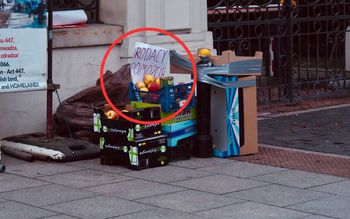 Szła na Marsz Niepodległości. Nagle zobaczyła kartkę. Aż się zatrzymała