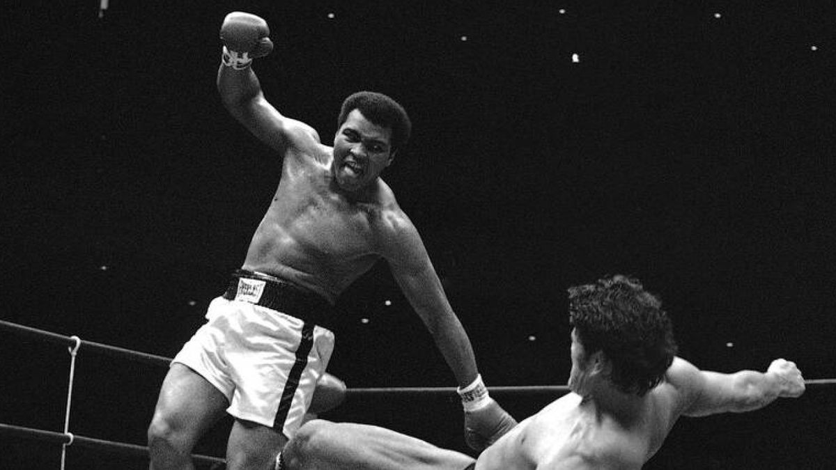 Muhammad Ali (z lewej) i Antonio Inoki (z prawej) fot. AP/domena publiczna