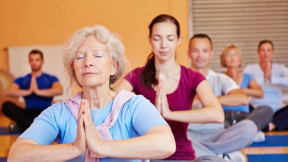 Praktykowanie świadomego oddechu i uważności, poprzez wprowadzenie medytacji czy modlitwy i ćwiczeń oddechowych do codziennej rutyny skutecznie obniży poziom stresu.