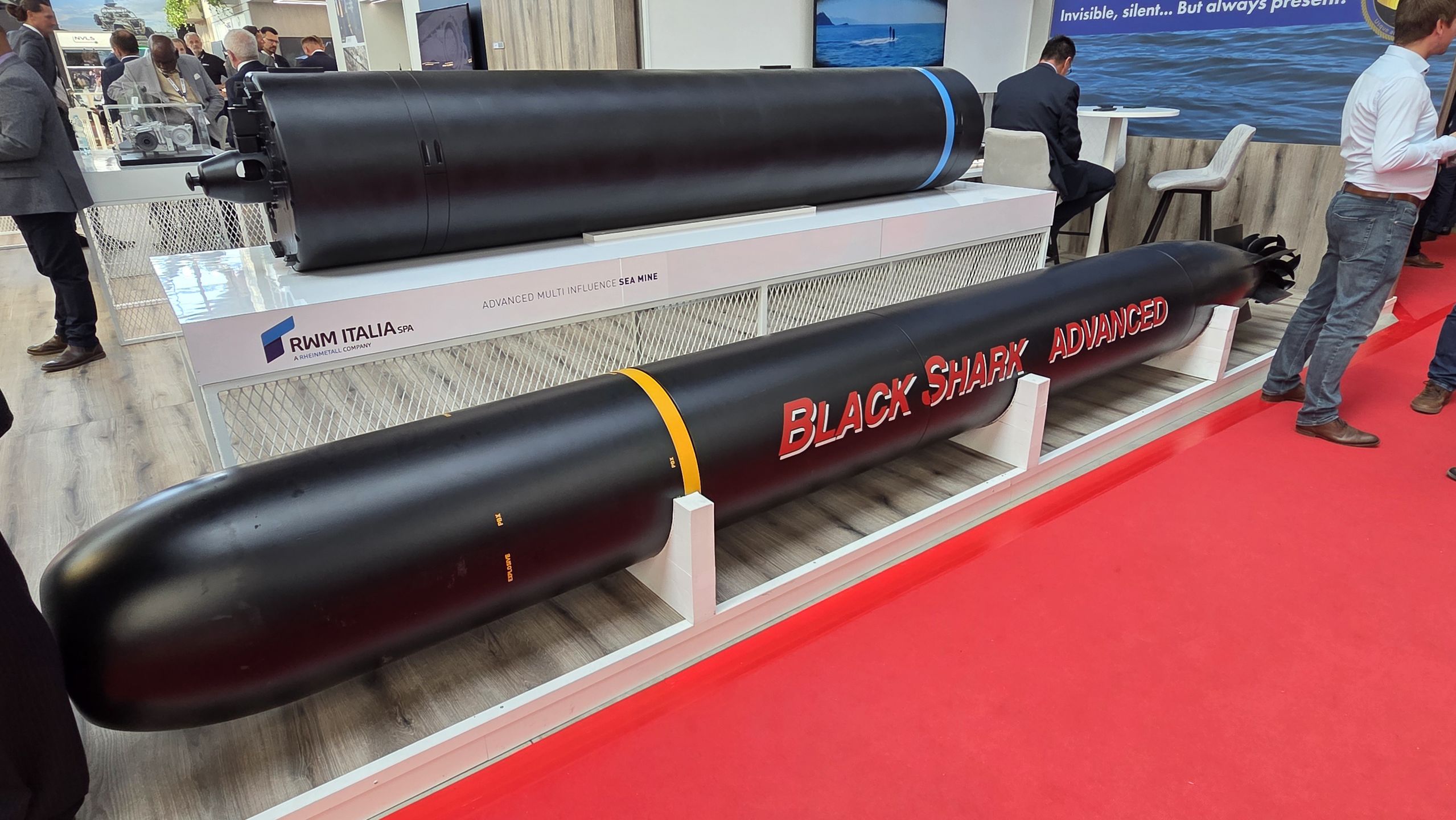 Torpeda Black Shark (na pierwszym planie) i mina morska Murena