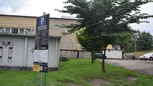 Jastrzębie-Zdrój: Problem z parkowaniem pod blokiem na ul. Turystycznej. Teren należy do TBS-u, więc wprowadzono opłaty. Czy uda się znaleźć rozwiązanie?